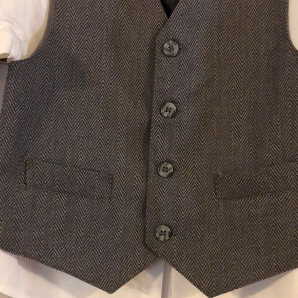 Button down shirt w/ vest and tie, boys sz 6 - Picture 4 of 4